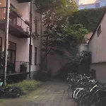 Elegant & Quiet In Historic House - Prime Location In West 公寓