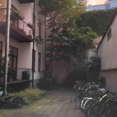 Elegant & Quiet In Historic House - Prime Location In West 公寓