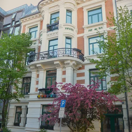 Elegant & Quiet In Historic House - Prime Location In West 公寓