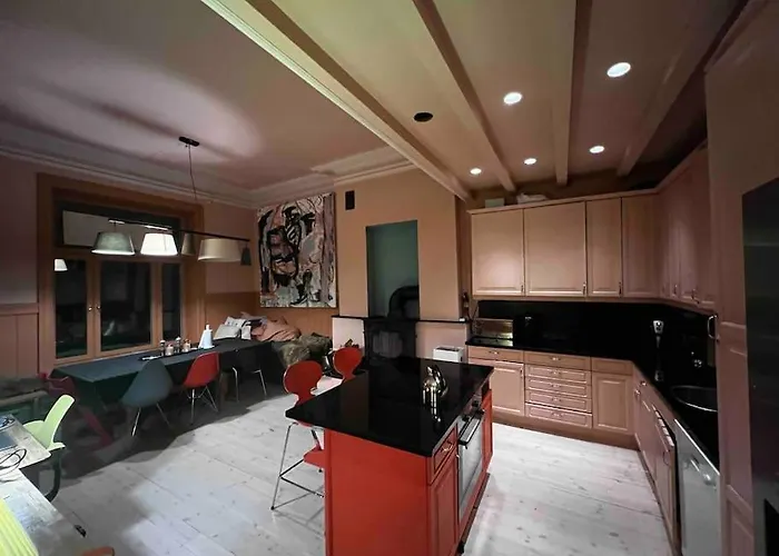 Elegant & Quiet In Historic House - Prime Location In West