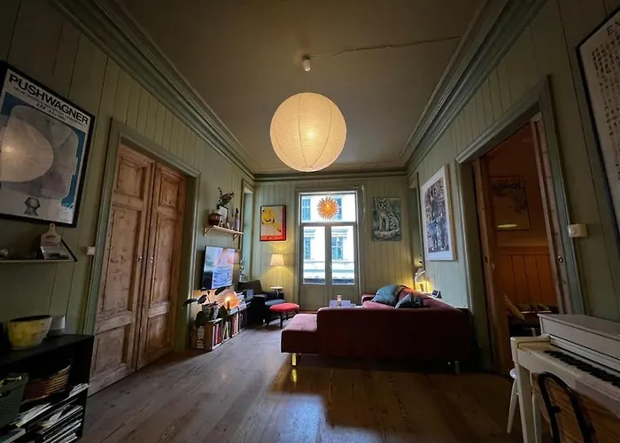 Elegant & Quiet In Historic House - Prime Location In West