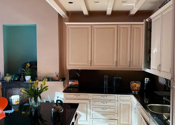 Elegant & Quiet In Historic House - Prime Location In West